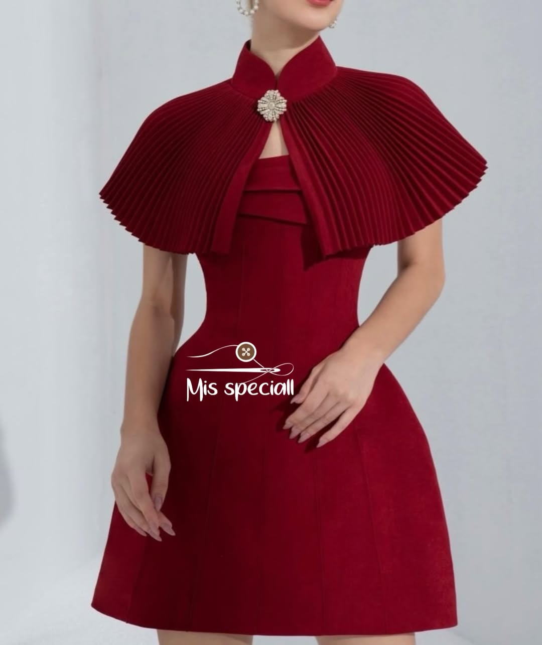 پیراهن مجلسی قرمز زرشکی با شنل پلیسه